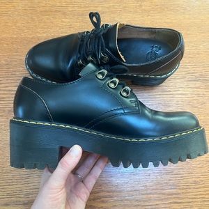 Dr. Martens Leona Lo Vintage Smooth Leather Heeled Shoes. Size 6